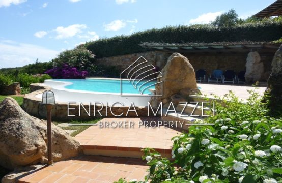 Pevero Alto vendita meravigliosa villa vista mare | giardino piscina