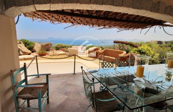 VILLA CON STRAORDINARIA VISTA MARE SULLA BAIA DI CALA DI VOLPE