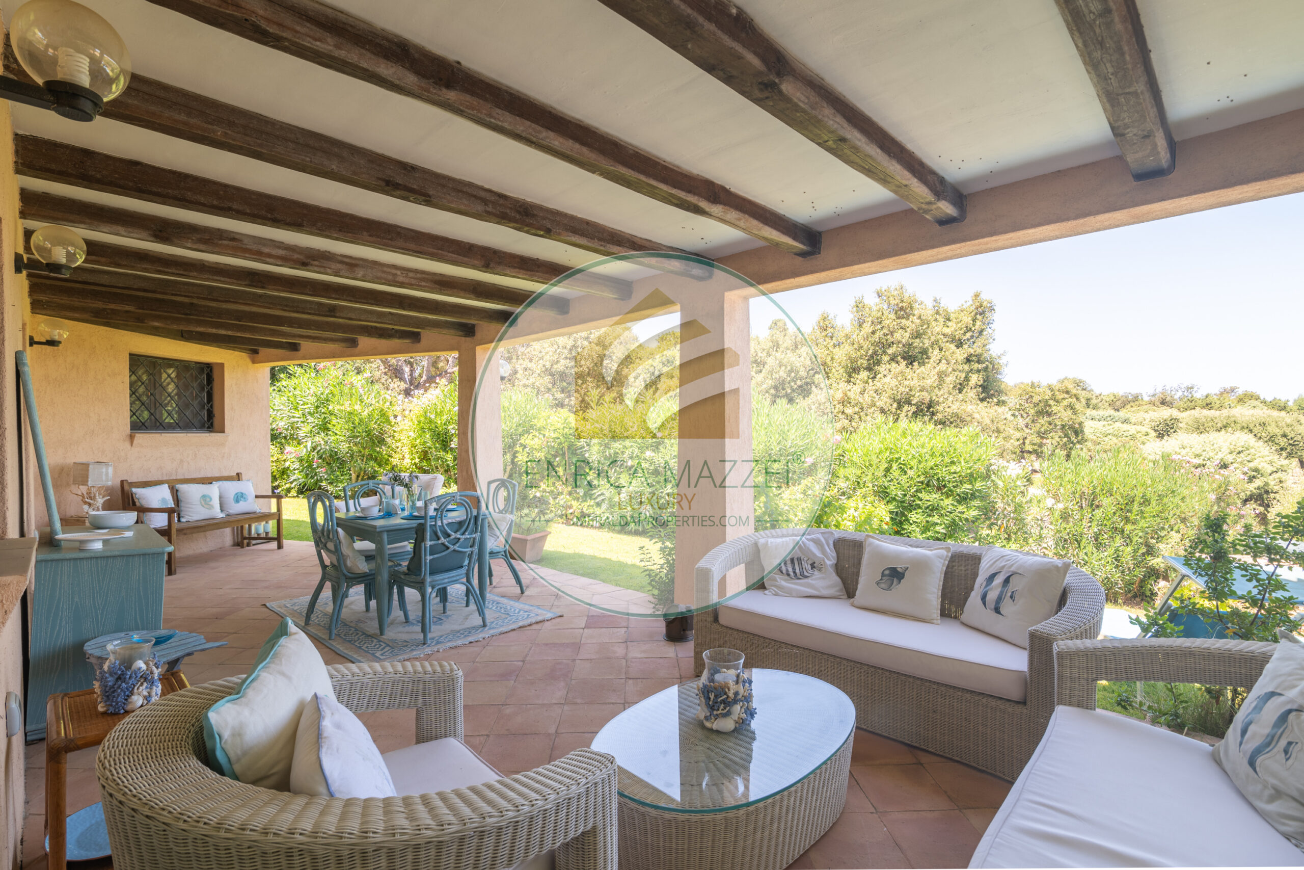 Villetta in vendita a un minuto da Porto Cervo: arredata, vista mare, giardino privato e pronta da vivere